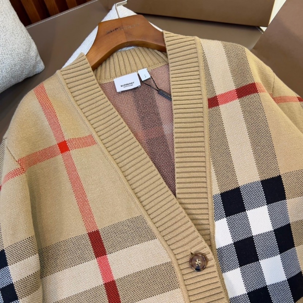 Burberry plaid wool knitted sweater cardigan